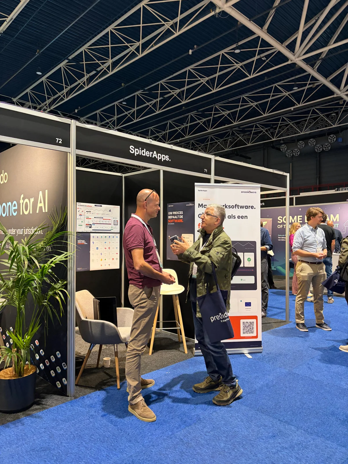 Gesprek bij de SpiderApps-stand tijdens Data Expo.