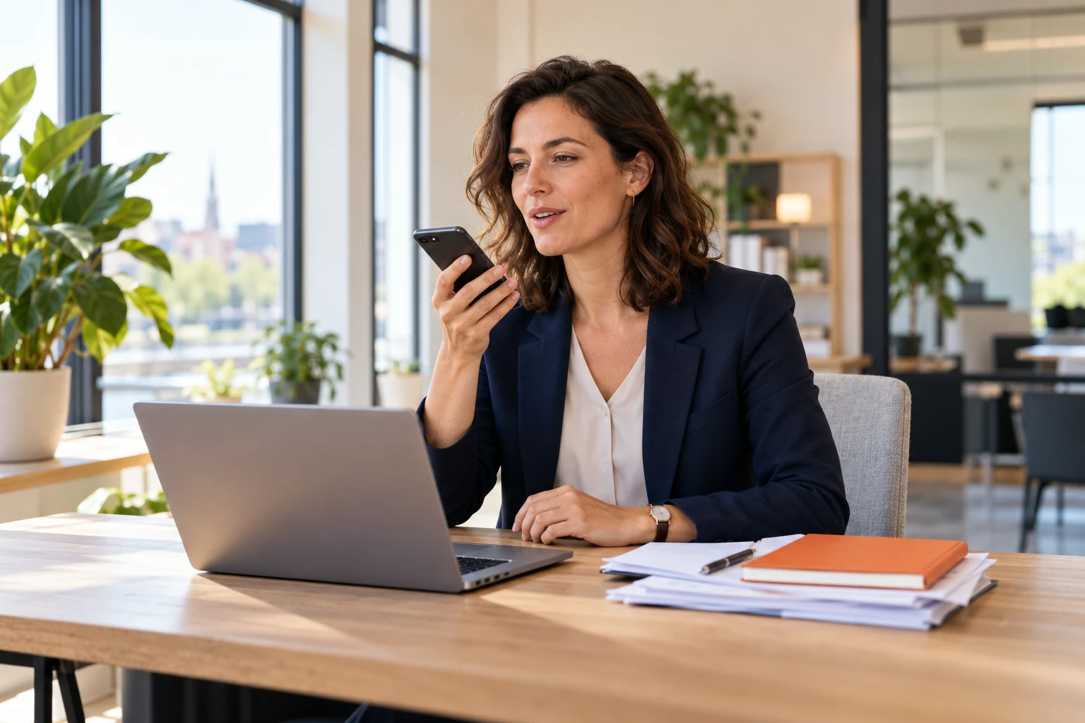 Illustratieve AI-foto van een professional die aan haar bureau een opdracht inspreekt op haar telefoon, met haar hele hoofd en handen in beeld.