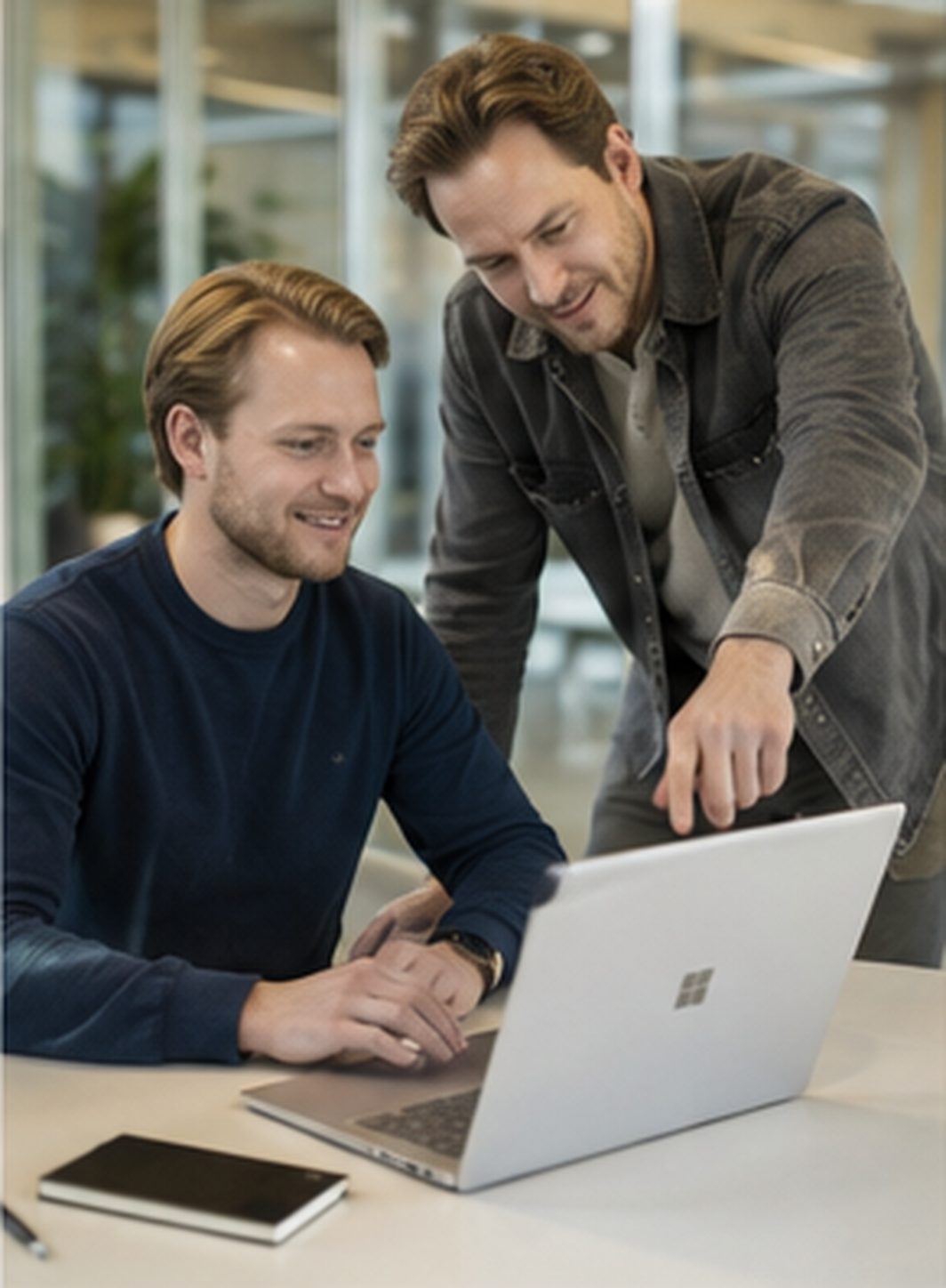 Collega’s die samen een nieuwe werkwijze doornemen.
