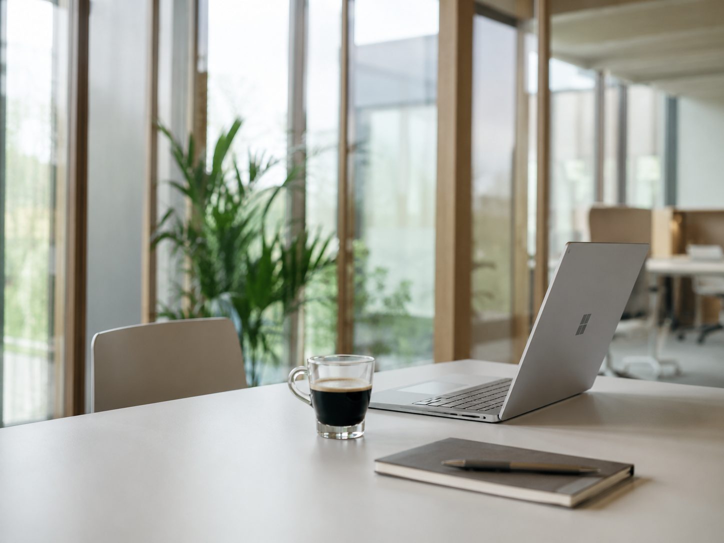Laptop en koffie tijdens een werkmoment.
