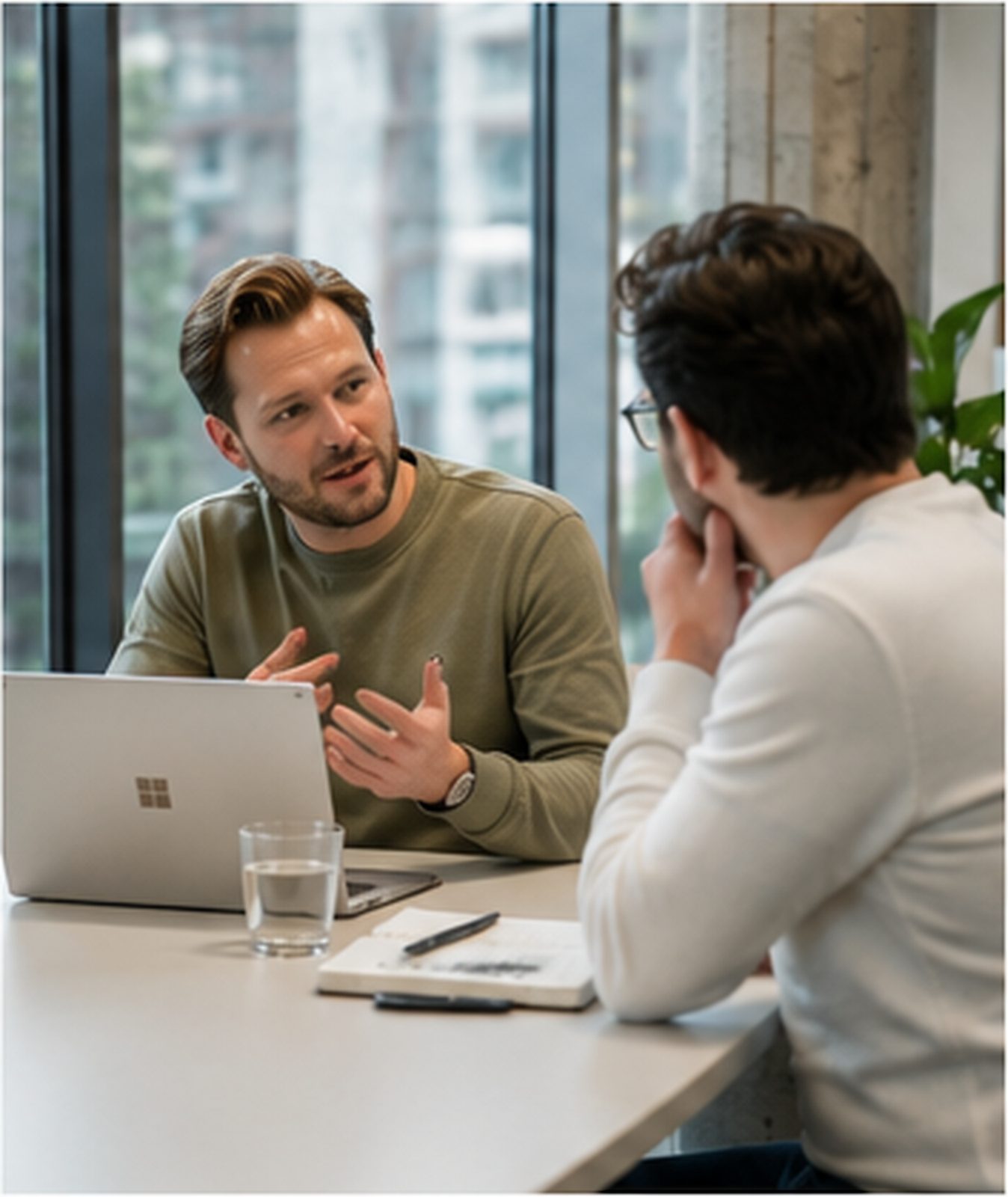 Collega’s die samen naar een laptop kijken.