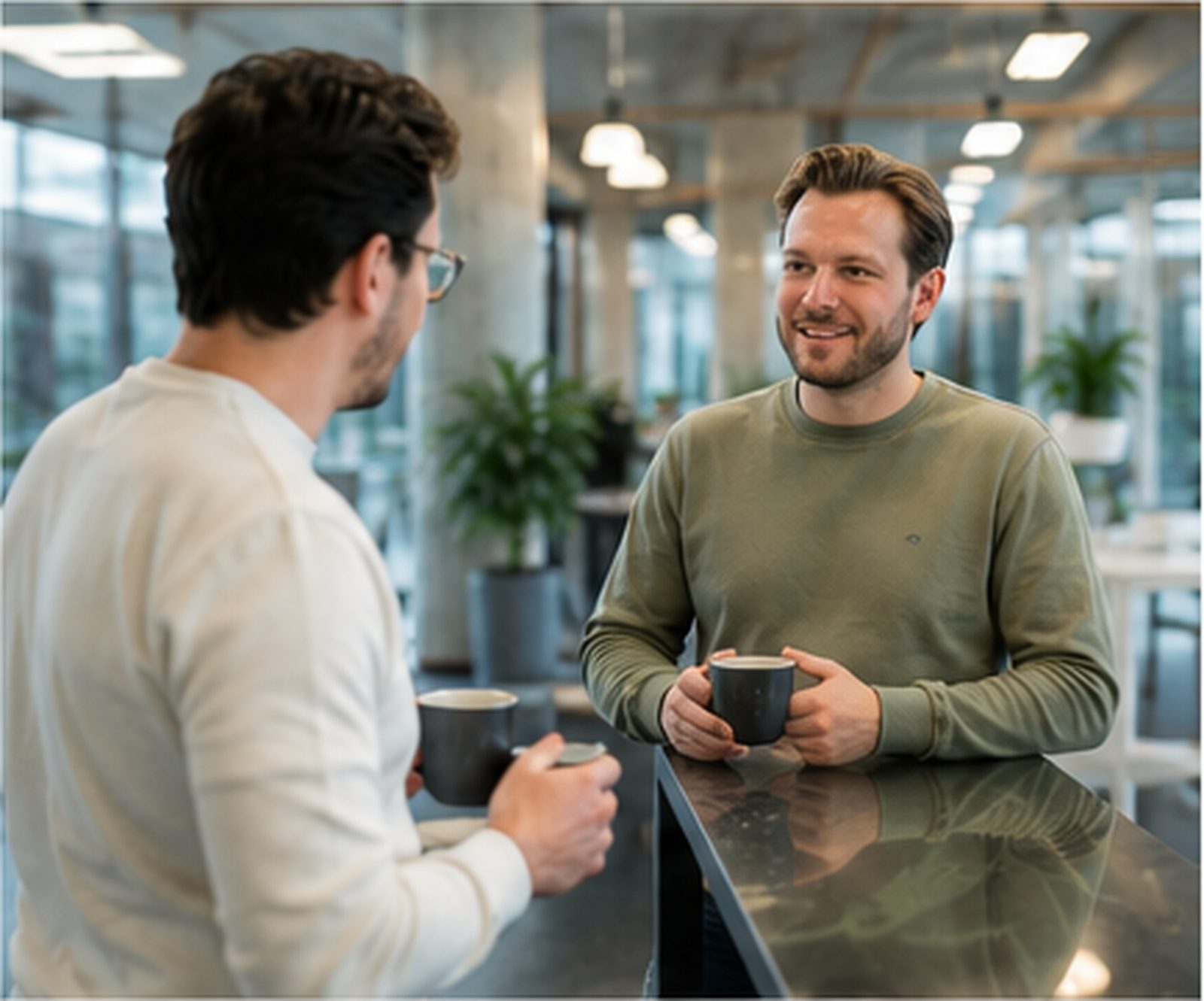 Informeel overleg tussen collega’s bij koffie.