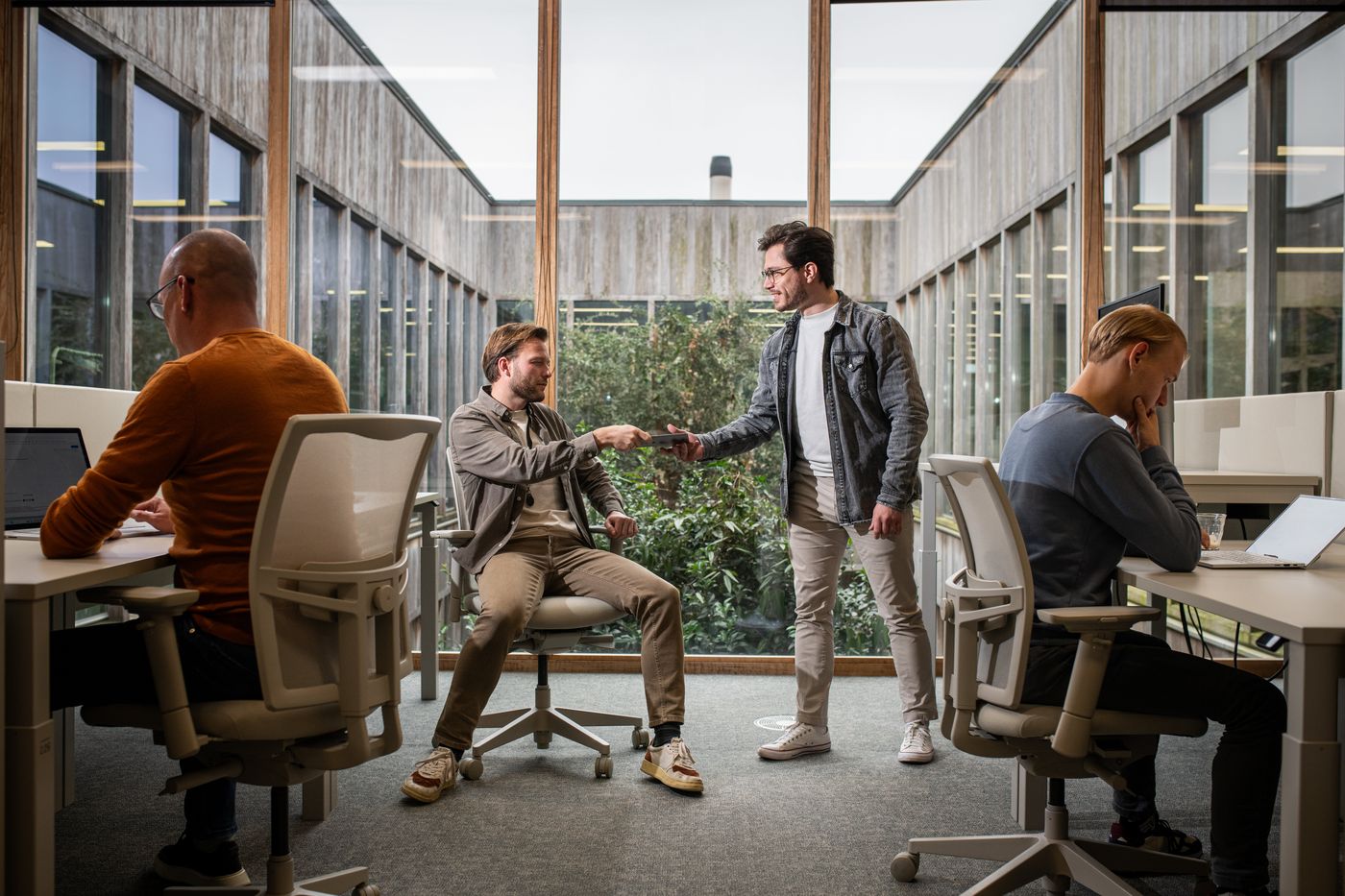 Collega’s die samenwerken op kantoor.