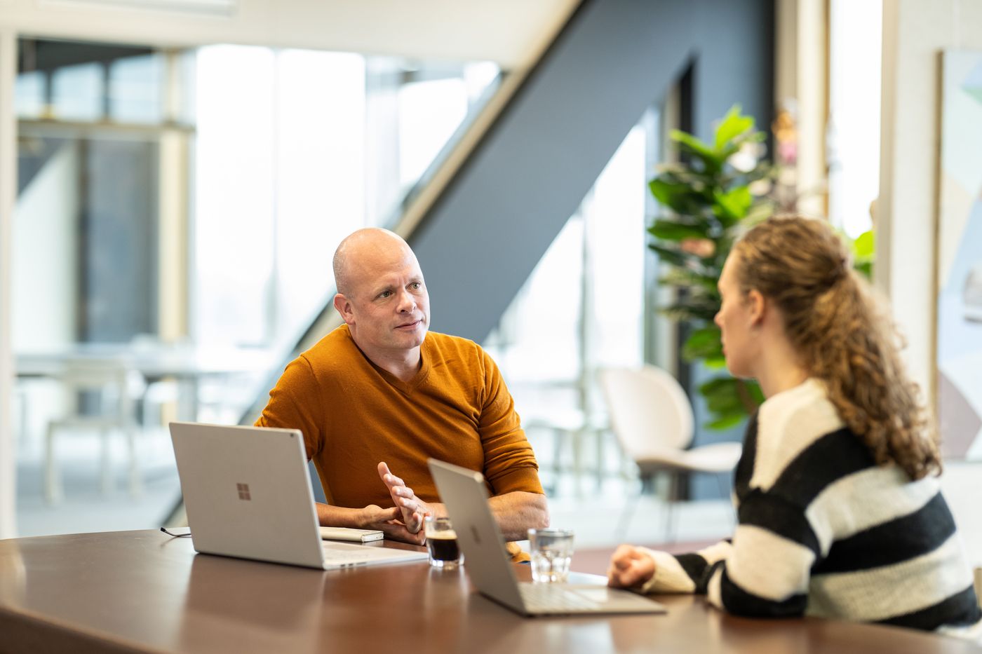 Gesprek tussen collega’s op kantoor.