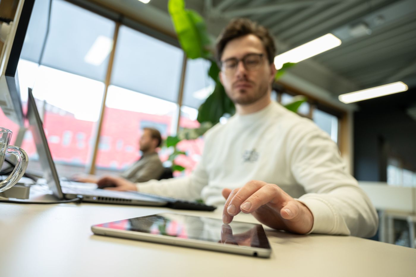 Tablet op een moderne werkplek.