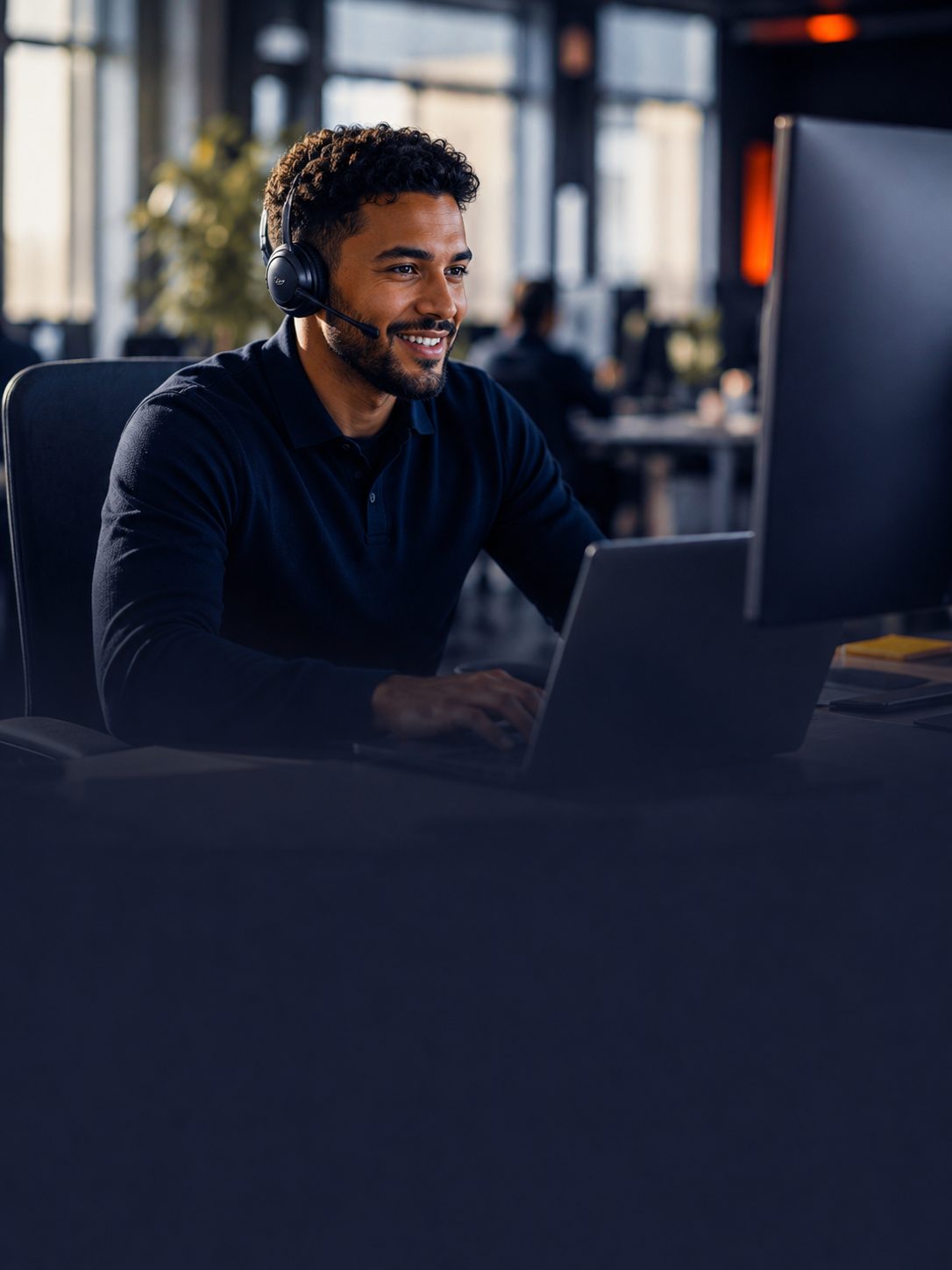 Collega die ondersteuning biedt aan een digitale werkplek.