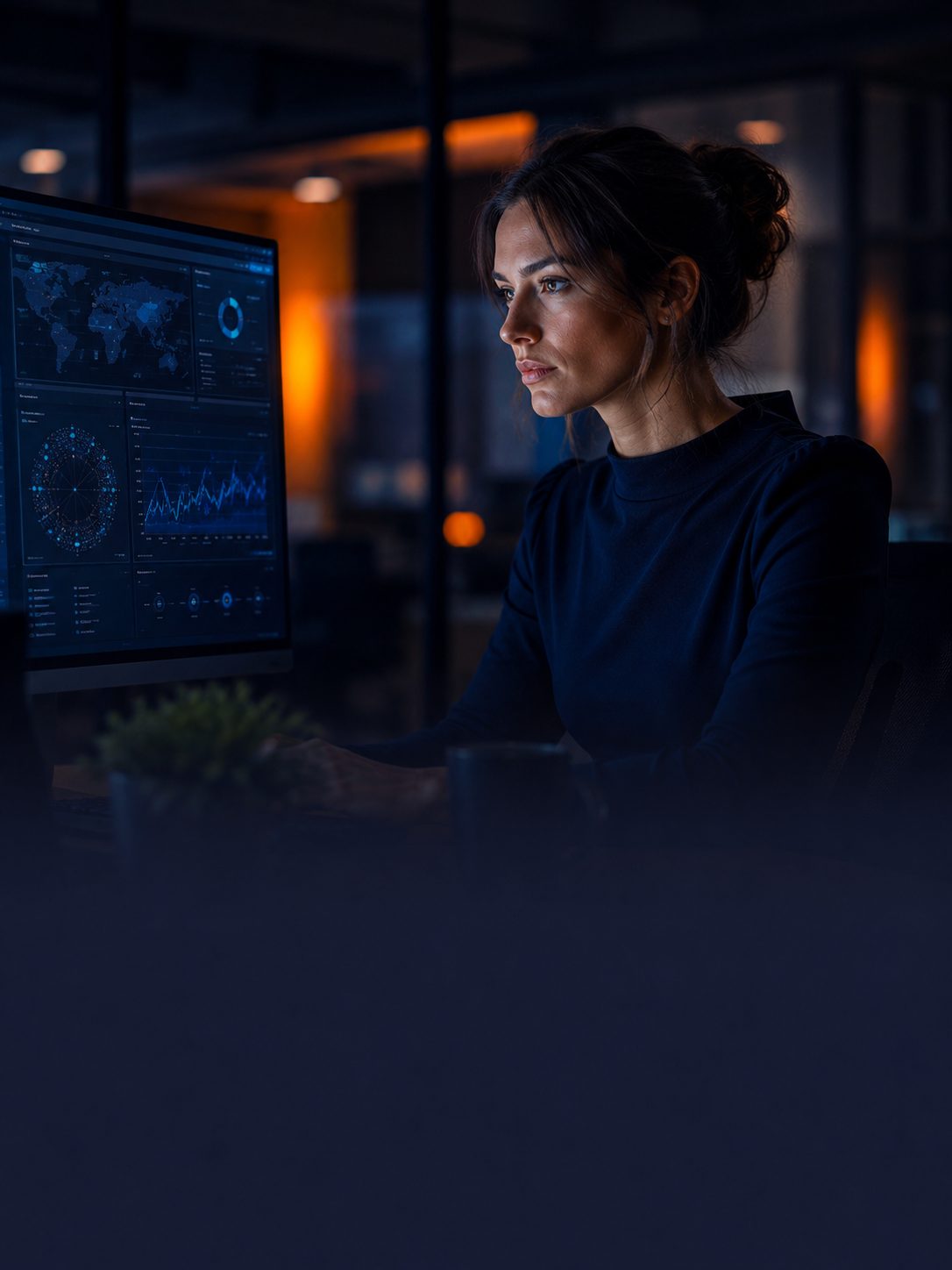 Medewerker die zorgvuldig met een digitale werkplek werkt.