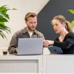 Medewerker in een kantooromgeving.