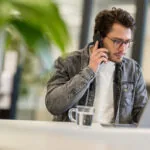 Medewerker in een kantooromgeving.