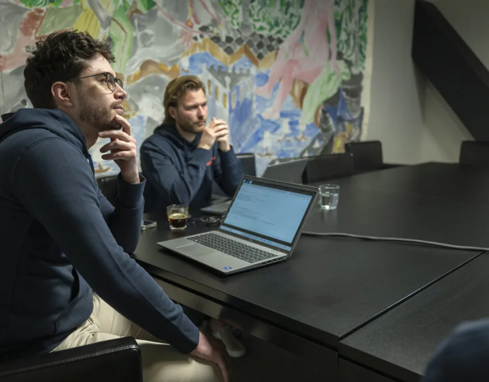 Collega's die samen aan een digitale werkplek werken.