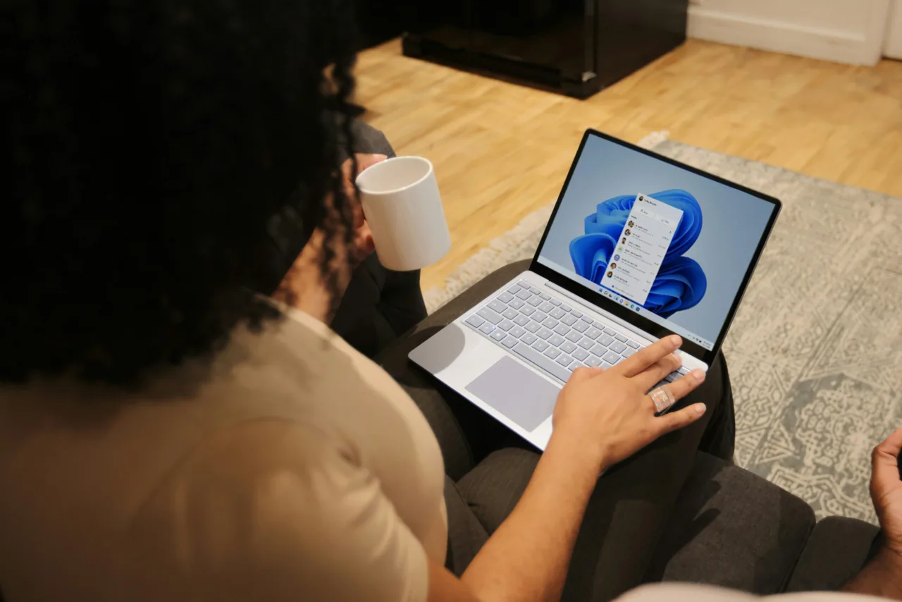 Collega's die samen een digitale werkomgeving bespreken.