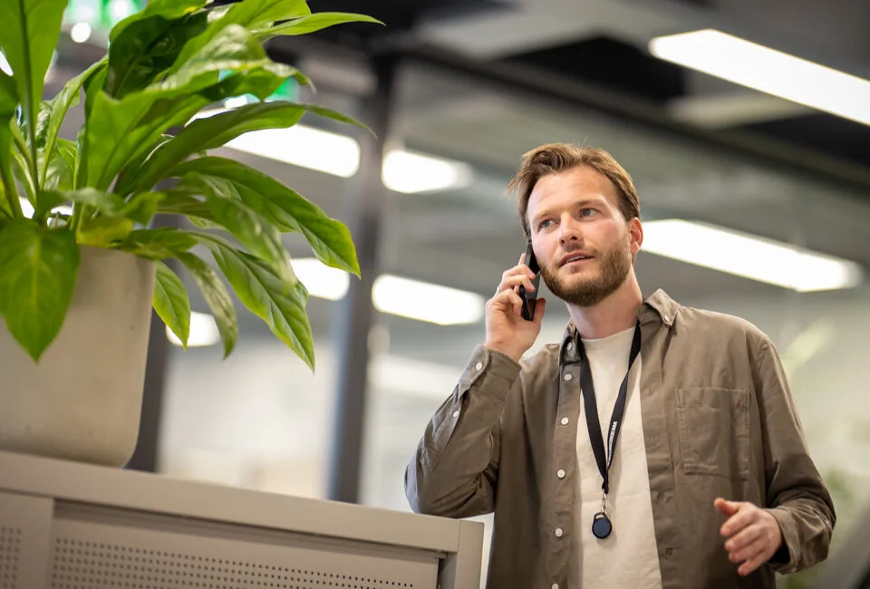 Collega die telefonisch bereikbaar is op kantoor.