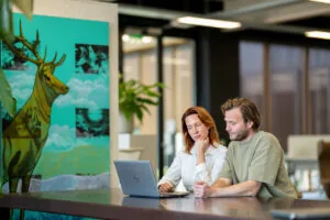 Overleg bij een digitale werkplek.