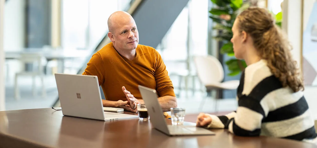 Collega’s tijdens een werksessie.