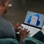 Medewerker werkt vanuit huis met Microsoft 365, Teams en SharePoint binnen handbereik