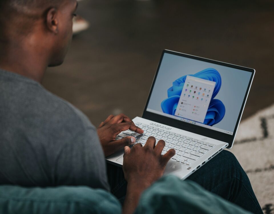 Medewerker werkt vanuit huis met Microsoft 365, Teams en SharePoint binnen handbereik