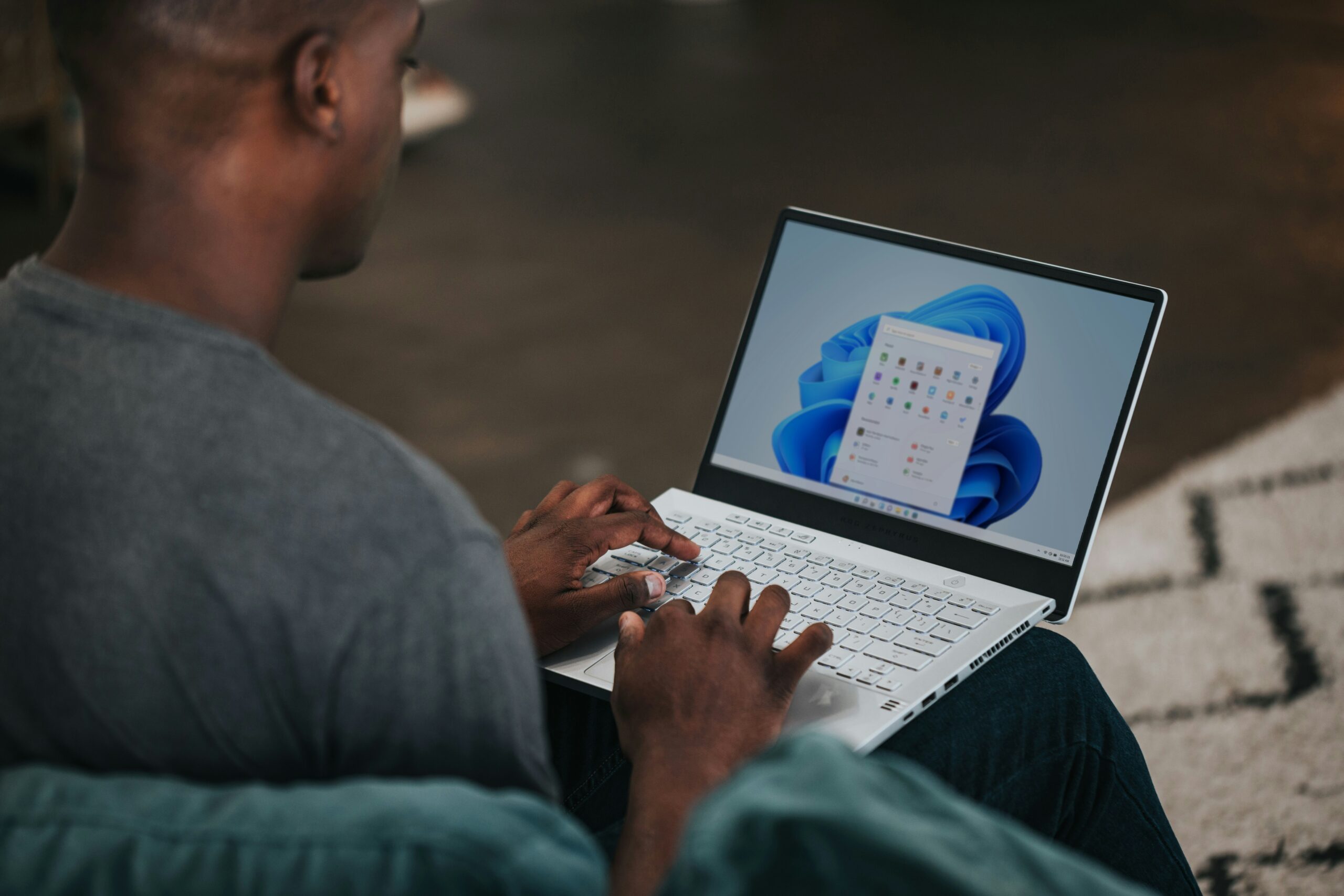 Medewerker werkt vanuit huis met Microsoft 365, Teams en SharePoint binnen handbereik