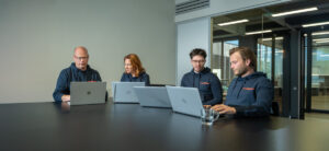 Team werkt samen in een overzichtelijk ingerichte SharePoint-omgeving op kantoor
