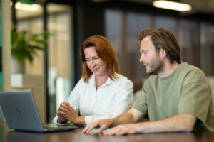 overstappen op microsoft 365 besprekend in een kantoormeeting